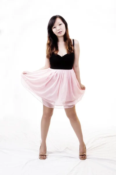Chinese American Woman Standing In Black And Pink Dress — Stock Photo, Image