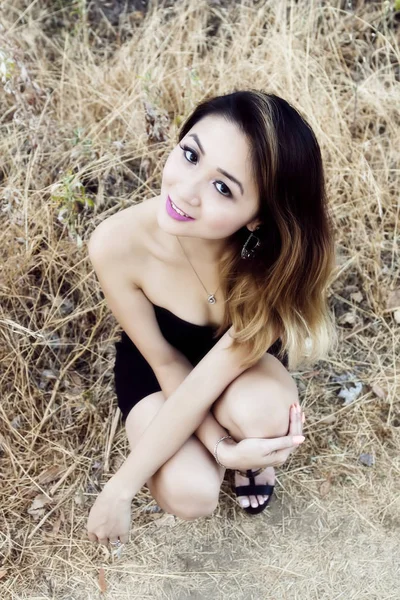 Attrayant mince asiatique américain femme en plein air en robe noire — Photo
