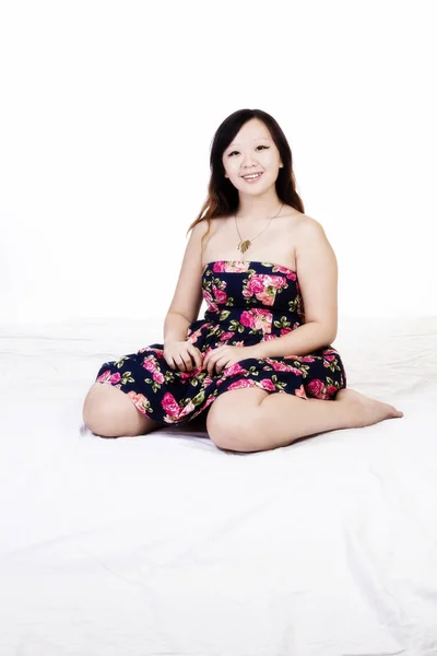Gordo chinês americano mulher sentado no vestido floral — Fotografia de Stock