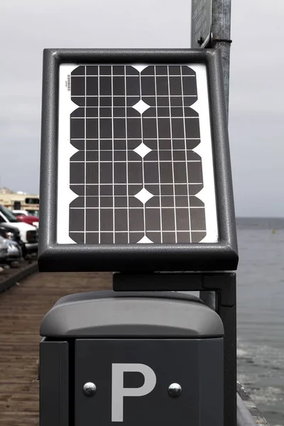 Medidor de estacionamiento con alimentación de panel solar Monterey California — Foto de Stock