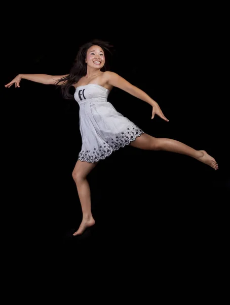 Japonesa americana mujer saltar en vestido grande sonrisa —  Fotos de Stock
