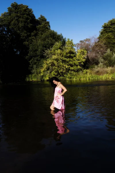 Νέοι Ιαπωνική Αμερικανική γυναίκα που στέκεται στο ποτάμι — Φωτογραφία Αρχείου