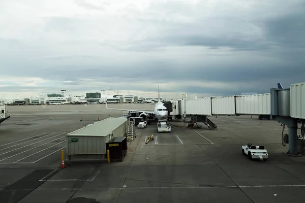 Commerciële Jet op Terminal Denver International Airport — Stockfoto