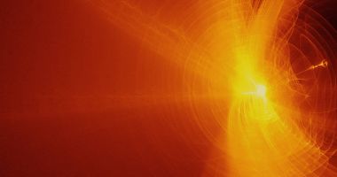 Sarı kırmızı turuncu soyut çizgiler eğrileri parçacıklar arka plan