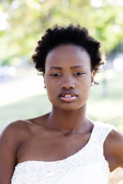 야외 초상화 매력적인 아프리카계 미국인 십 대 소녀 — 스톡 사진