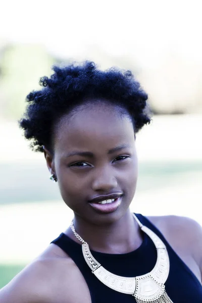 Al aire libre retrato atractivo afroamericano adolescente chica — Foto de Stock