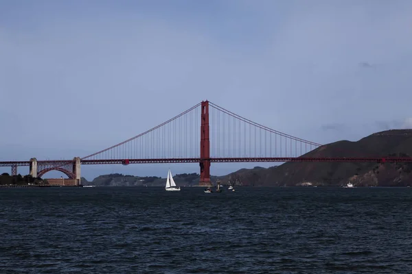 Мост Голден Гейт в заливе Сан-Франциско с катерами — стоковое фото