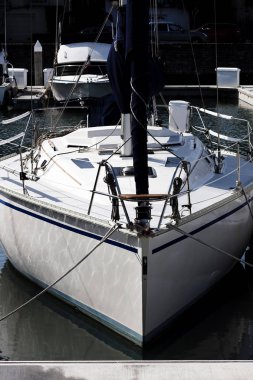 İle yatak Furled ve kapalı yelken yelkenli