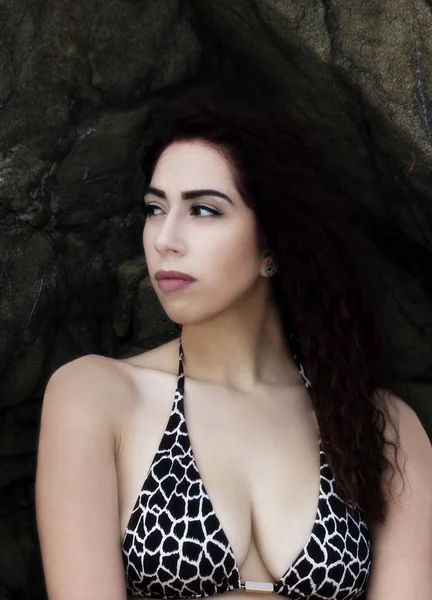 Çekici İspanyol kadın bikiniyi kayalar karşı — Stok fotoğraf