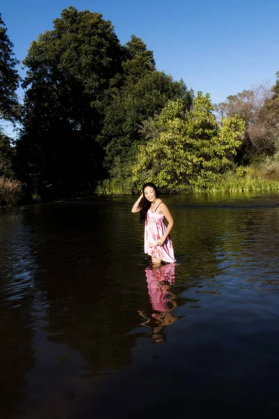 Souriant jeune Japonais américain femme debout dans la rivière — Photo