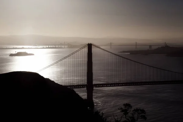 Tidig morgon siluett Golden Gate Bridge San Francisco Bay — Stockfoto