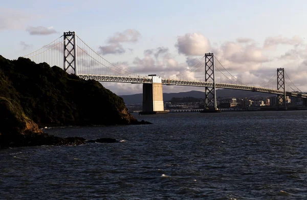 San Francisco Körfez Köprüsü şehre başlığı — Stok fotoğraf