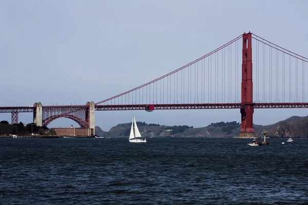 Golden Gate Köprüsü mavi gökyüzü ve deniz araçları ile