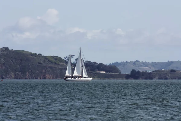 Twee masten zeilboot onder zeil op Bay — Stockfoto