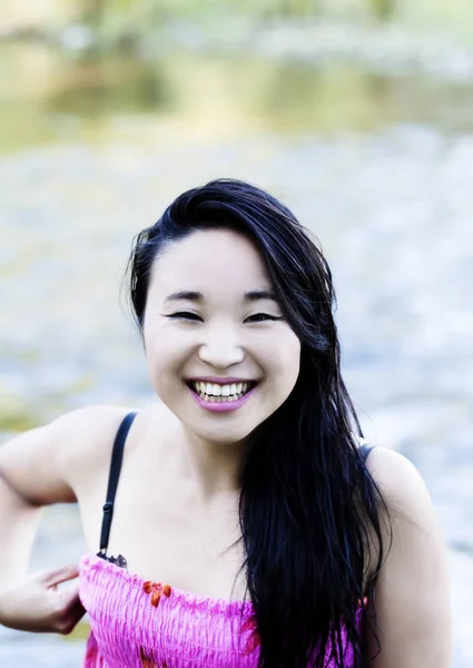 Souriant attrayant japonais américain femme à rivière — Photo