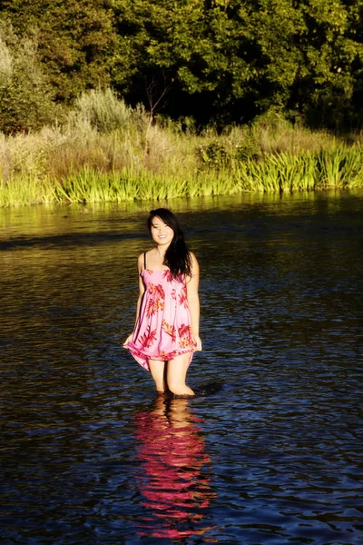 Nehirde duran Japon Amerikan kadın gülümseyerek