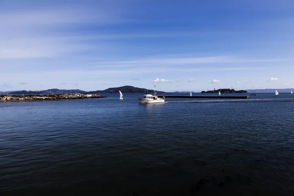 Barco a motor e veleiros na Baía de São Francisco — Fotografia de Stock