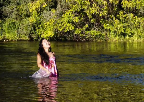 Улыбающаяся американка японского происхождения, стоящая в реке — стоковое фото