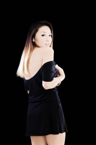 Arkadan siyah elbiseli çekici Asya Amerikalı kadın — Stok fotoğraf