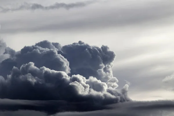 Himmel mit grauen stürmischen Kumuluswolken von der Seite — Stockfoto
