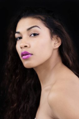 Çıplak omuz portre çekici Latina kadın koyu arka plan
