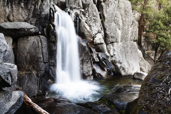 Wasserfall Langzeitbelichtung chilnualna trail yosemite park californi — Stockfoto