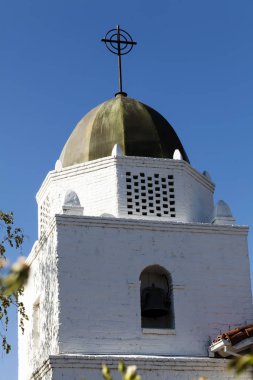 Beyaz tuğla kilise kubbe ve çan kulesi mavi gökyüzü karşı
