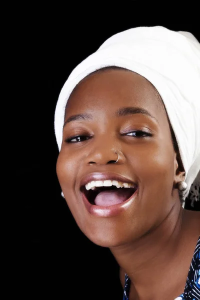 Attraktiv afroamerikanska kvinna öppen mun skratt — Stockfoto
