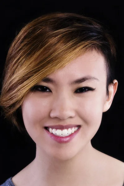 Mosolygó portré ázsiai-amerikai nő rövid haj — Stock Fotó