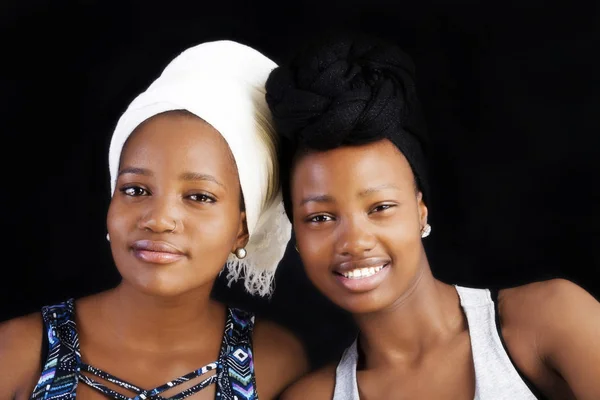 Två vackra unga afroamerikanska kvinnor porträtt — Stockfoto
