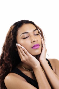 Gözleri kapalı portre çekici Latina kadın elle