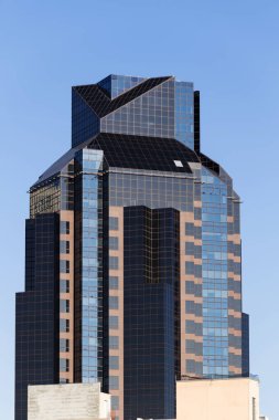 Açık mavi gökyüzü dikey karşı modern gökdelen