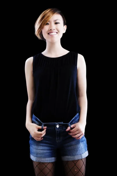 Slim Smiling азіатська американська жінка стоїть чорний фон — стокове фото