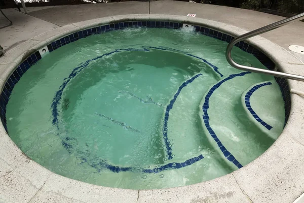 Piscina de spa circular vacía con burbujas al aire libre — Foto de Stock