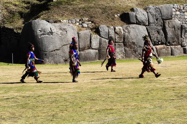 Hommes en costumes traditionnels inca Inti Raymi Pérou — Photo
