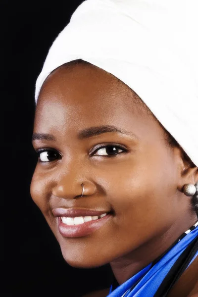 Portre çekici Afrikalı-Amerikalı kadın beyaz baş eşarp — Stok fotoğraf