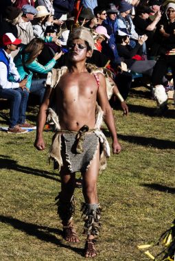 Adam geleneksel Inca kostüm Inti Raymi Festivali ve kalabalık