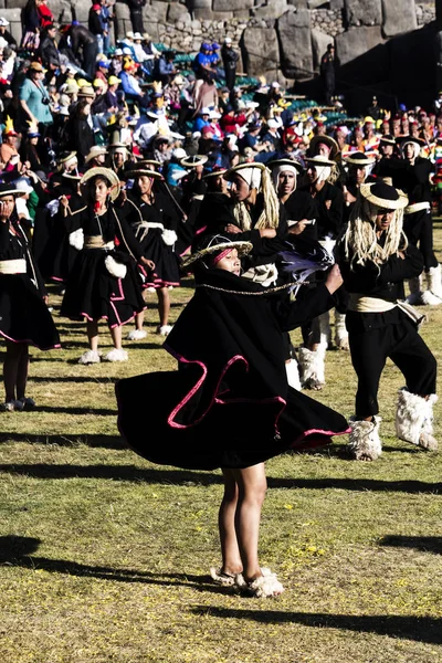 Femmes et hommes en costumes traditionnels inca Festival Inti Raymi — Photo