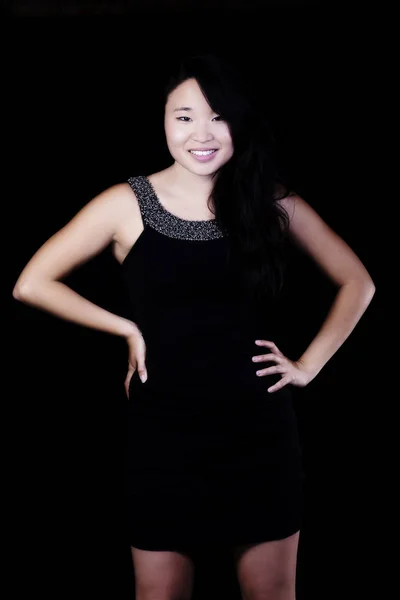 Привлекательная американка японского происхождения, стоящая в черном платье — стоковое фото