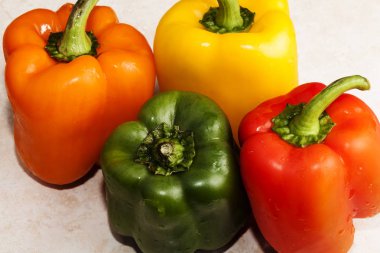 Dört Dolmalık Biber Yeşil Kırmızı Sarı Turuncu Birlikte