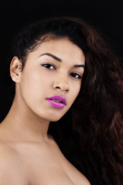 Çıplak omuz portre çekici Latin kadınla üzerinde karanlık adam