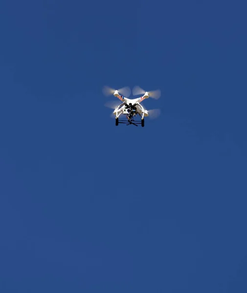 Kleine witte Drone met Camera In de blauwe hemel — Stockfoto