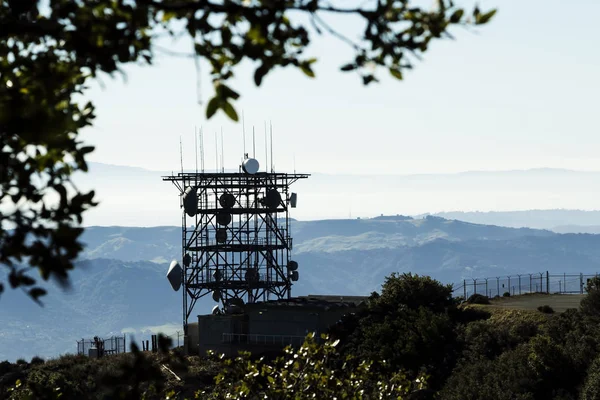 Communicatie toren op Mount Diablo California op zoek over Hill — Stockfoto