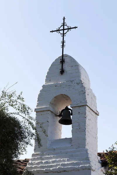 Biserica Creștină Cu Clopotul Crucii De Fier Și Cărămizile Albe — Fotografie, imagine de stoc