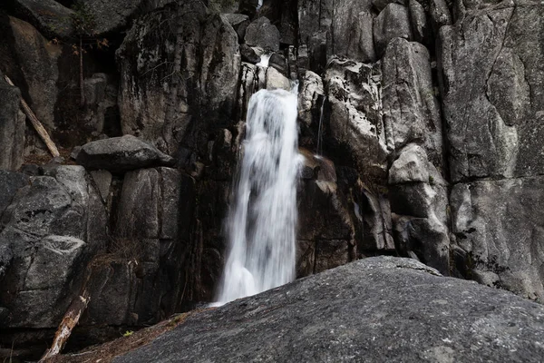 Kleiner wasserfall yosemite park kalifornien granit rock — Stockfoto