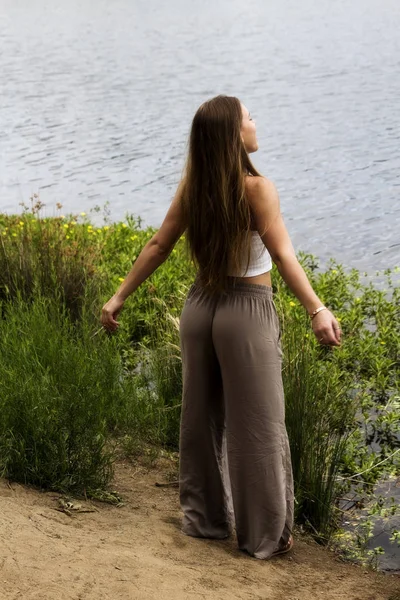 Kaukasiska tonåring kvinna som står vid floden kant — Stockfoto