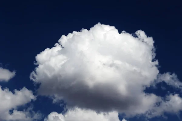 Nuvem cúmulo inchado branco no céu azul — Fotografia de Stock