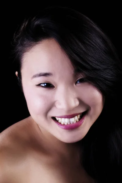 Sonriente retrato joven japonesa americana mujer en oscuro backgroun — Foto de Stock