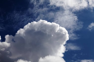 Beyaz Cumulus bulutları den uçak mavi gökyüzünde