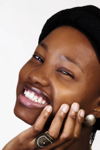 Fechar Sorrindo Retrato Jovem Africano Americano Mulher Com Mão — Fotografia de Stock